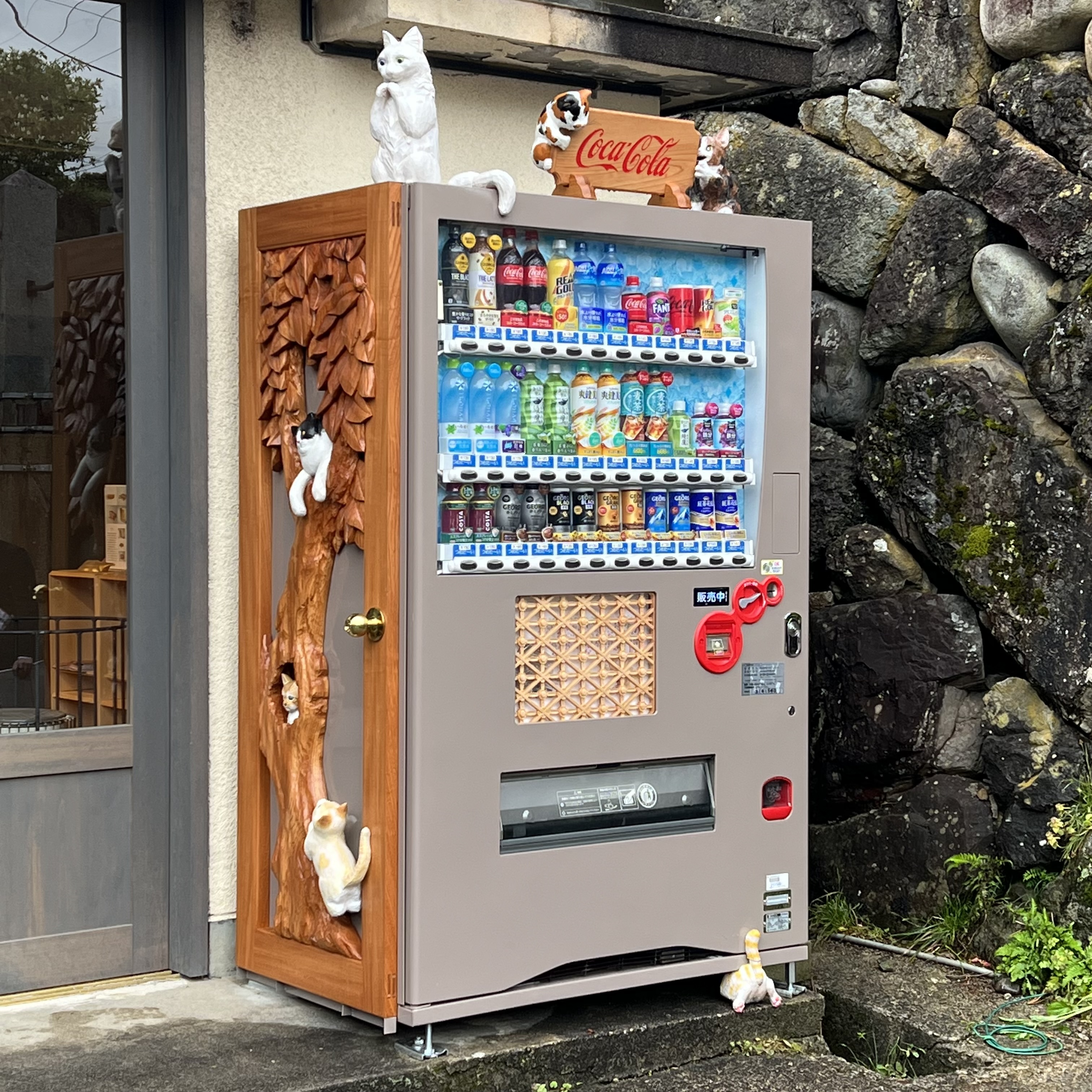 日本初！いなみ木彫り自販機のお披露目を行いました ｜ ニュース 